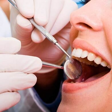 Clínica Dental Dra. Adela Sánchez López mujer en consulta odontológica 